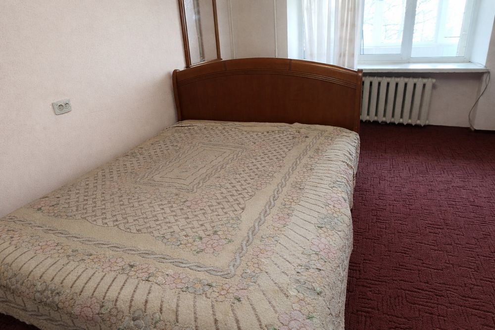 Румунські меблі (ліжко, шафа, комод, тумби)