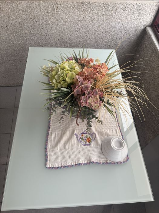 Mesa de vidro com aberturas