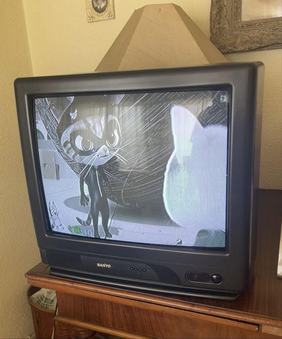 TV Sanyo antiga de tubo , Funciona 100