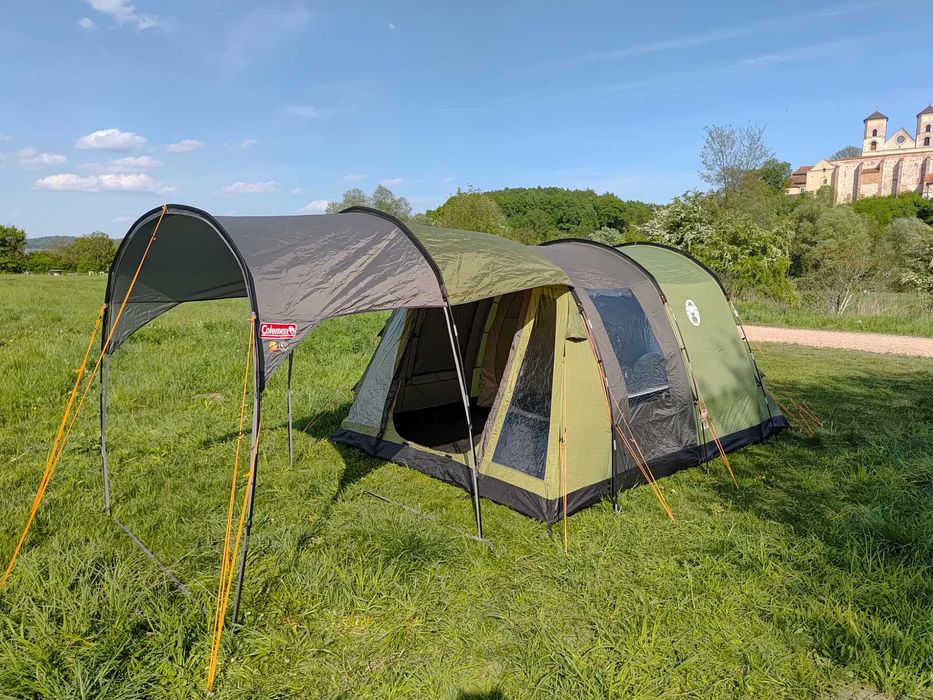 Namiot rodzinny Coleman Cook 4 z przedsionkiem i szafkom kuchenną.