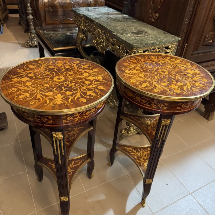 Елегантні антикварні парні столики