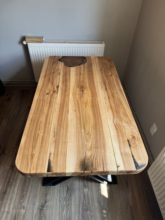 Унікальний лофт стіл з епоксидною смолою та ефектом потертостей