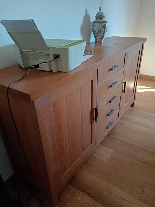 Mobília de Sala de Jantar (mesa + cadeiras + aparador) - Pinho