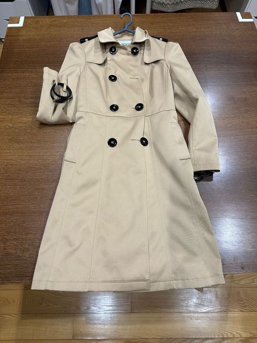 gabardina bege com bordado Sahoco