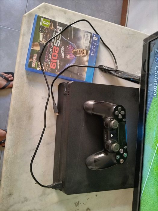 PlayStation 4 500 GB,3 jogos, comando e respectivos cabos,na caixa