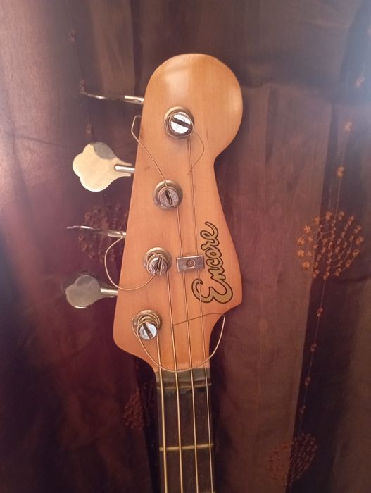 Baixo em boas condições