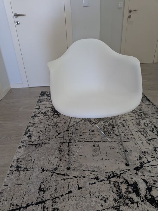 Cadeira branca moderna