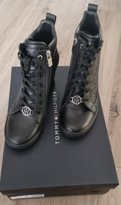 Tommy Hilfiger, z ukrytym koturnem, rozmiar 39, Wysokość obcasa 9cm,
