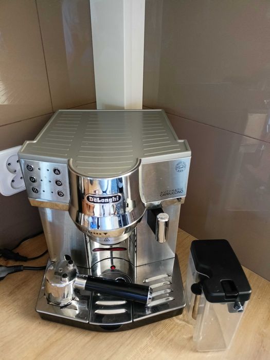 Ekspres do kawy DeLonghi kolbowy ze spinaczem do mleka