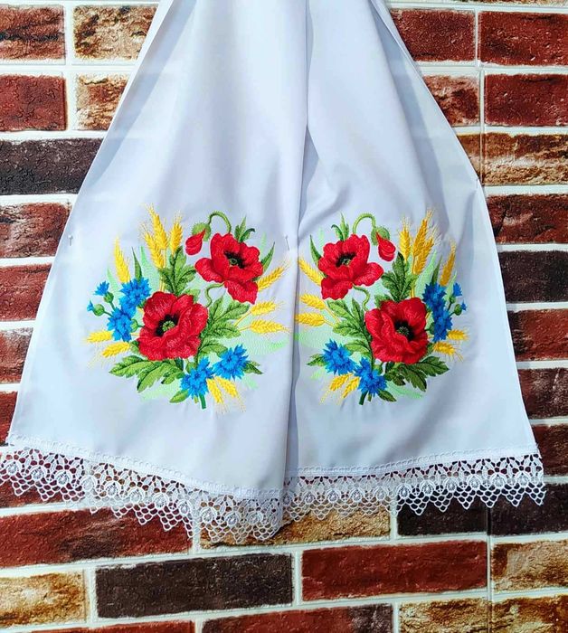 Вишитий рушник з маками