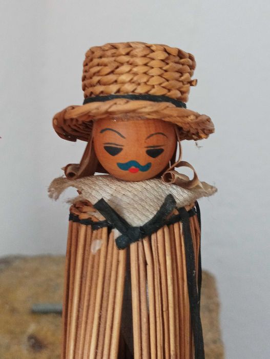 Bonecos feitos de palha trançada