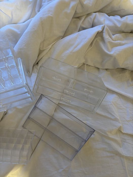 zestaw 6 plastikowych organizerow do toaletki