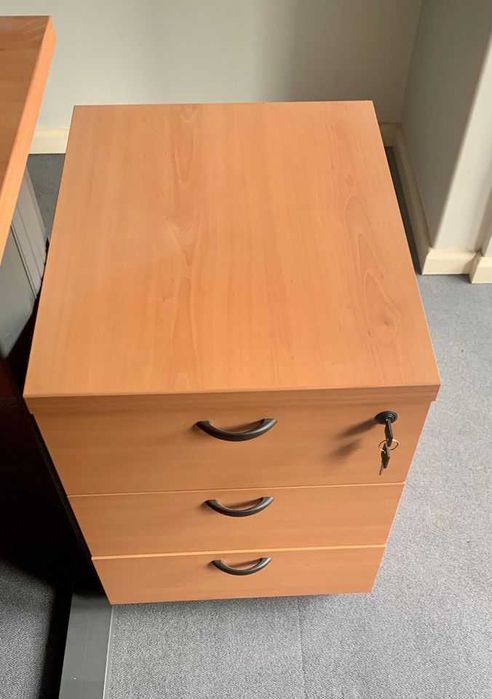 Mesas de escritório com módulos de 3 gavetas