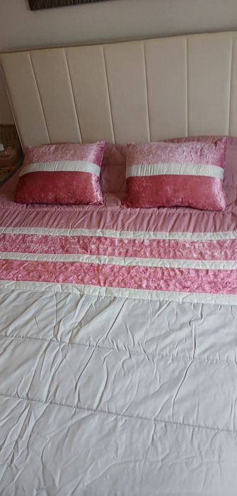 Colcha com duas almofadas para cama de casal