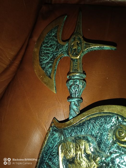 Maravilhosa demais peça linda robusta em latão