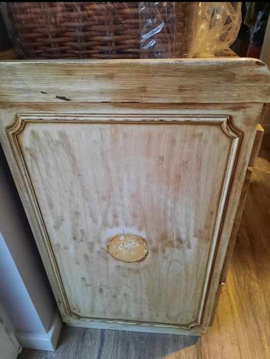 Móvel rústico com espelho com muita arrumação