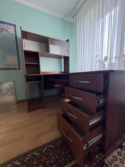 Великий кутовий комп’ютерний стіл з тумбою та надбудовою