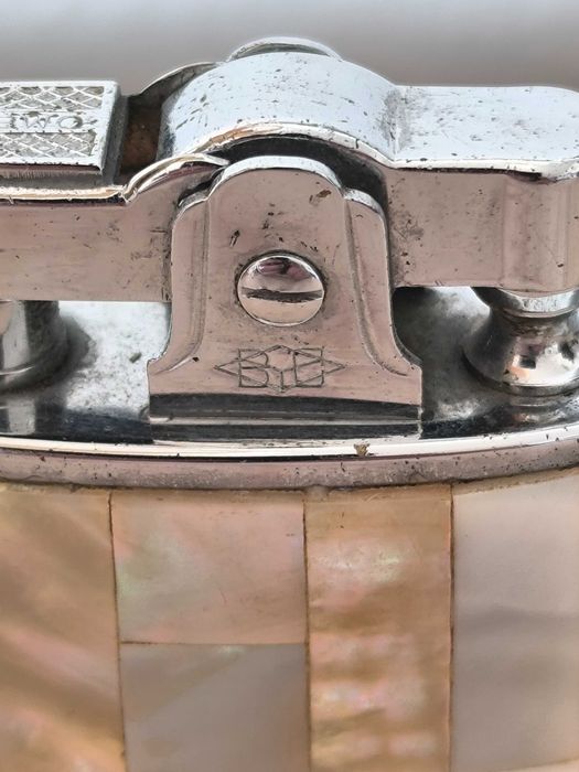 Isqueiro antigo, colecionável em madre pérola da marca Omega