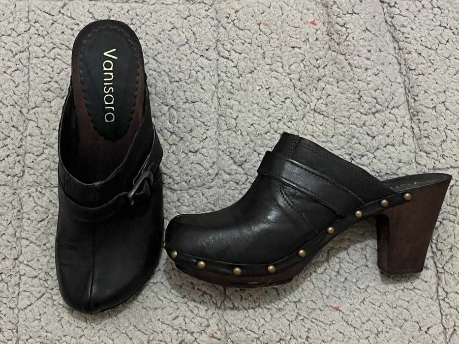 Socas, em madeira e em couro