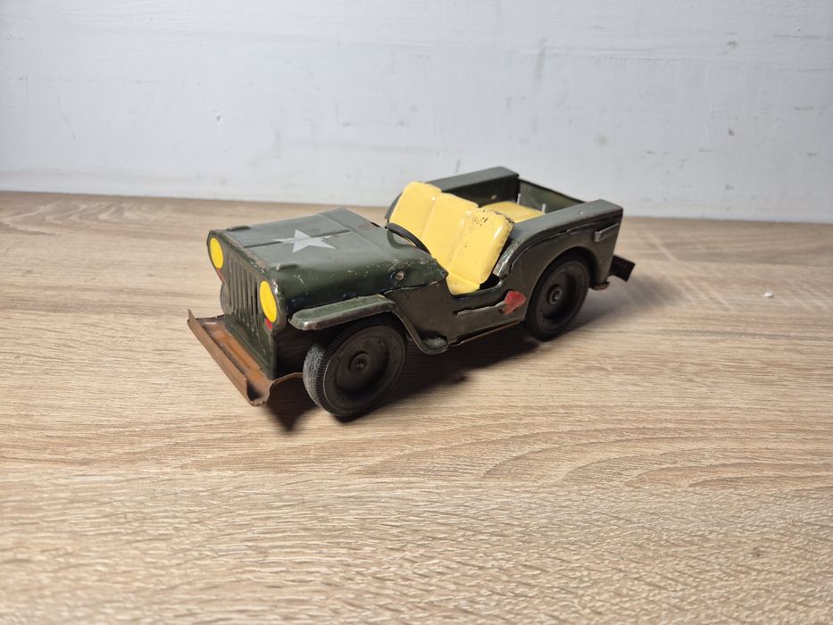 Blaszana zabawka, stare autko,  model Jeepa, lata 70