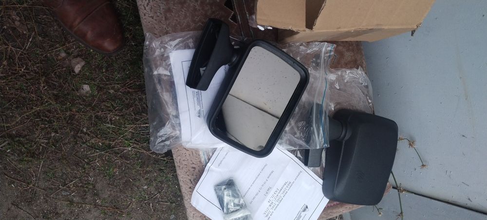 Зеркала заднього виду універсальні.