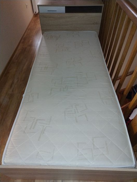 Biurko i łóżko z materacem BRW