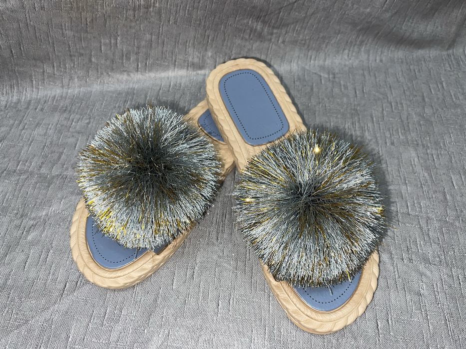 Chinelos pompom para senhora - NOVOS