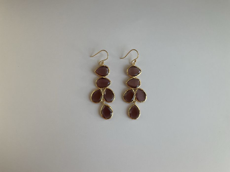 Brincos dourados com pedra olho de gato rosa