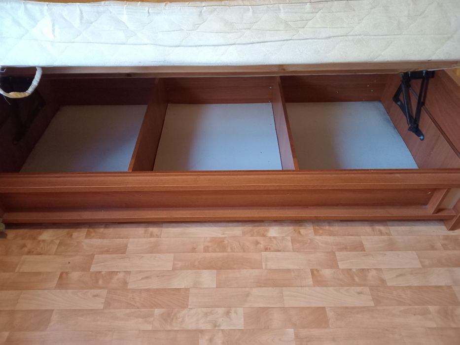 Продається односпальне ліжко в гарному стані