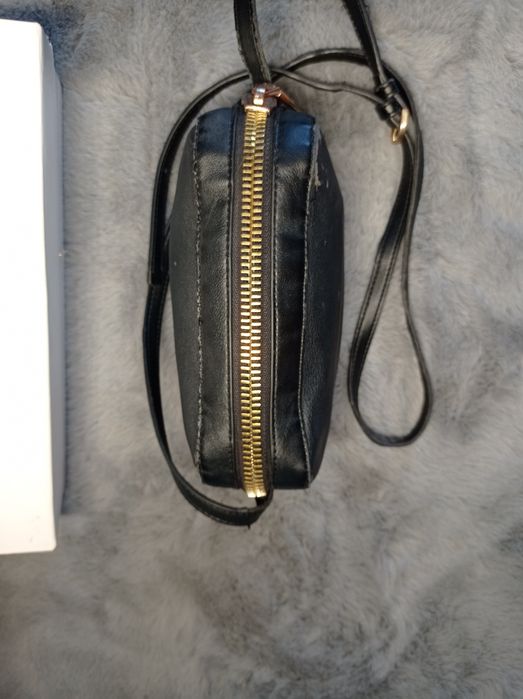 Torebka Calvin Klein czarna torebeczka pasek na ramię tanio mała