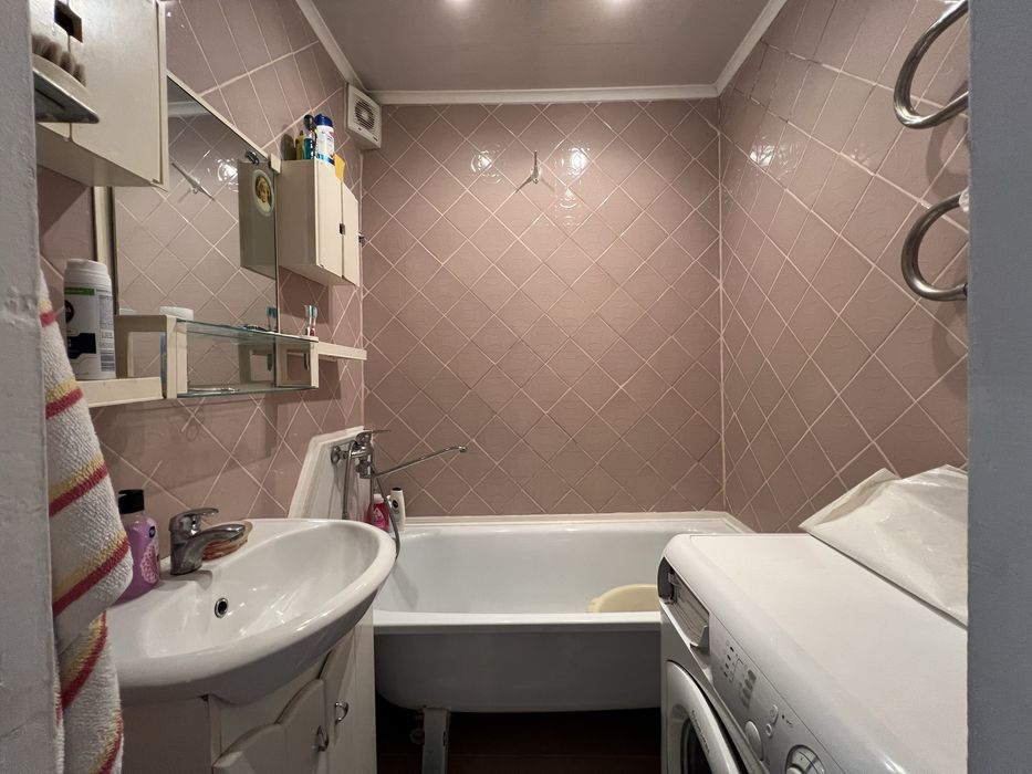 3 кімн. Світальського, середина будинку 3/9пов з меб і тех. Коротченко