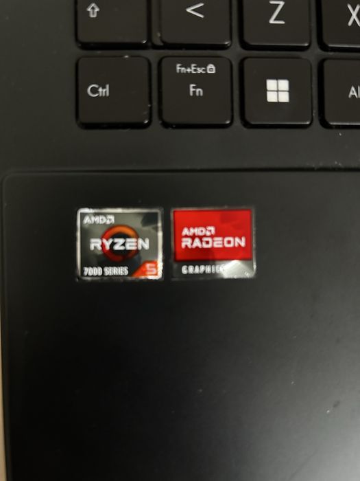 Portátil Asus Vivobook 15 (16GB RAM/ 512GB SSD) - Ryzen 5 7520U