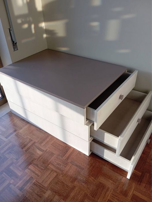 Cama & Mobiliario de Apoio
