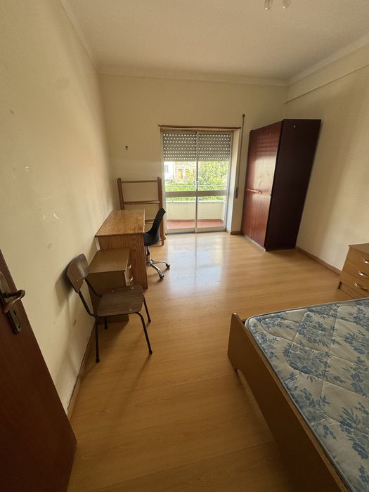 Arrendam se quarto a 50 metros da UBI