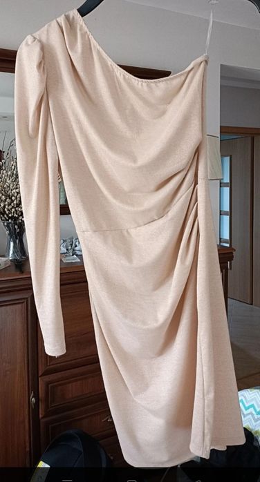 Połyskująca sukienka na jedno ramię.