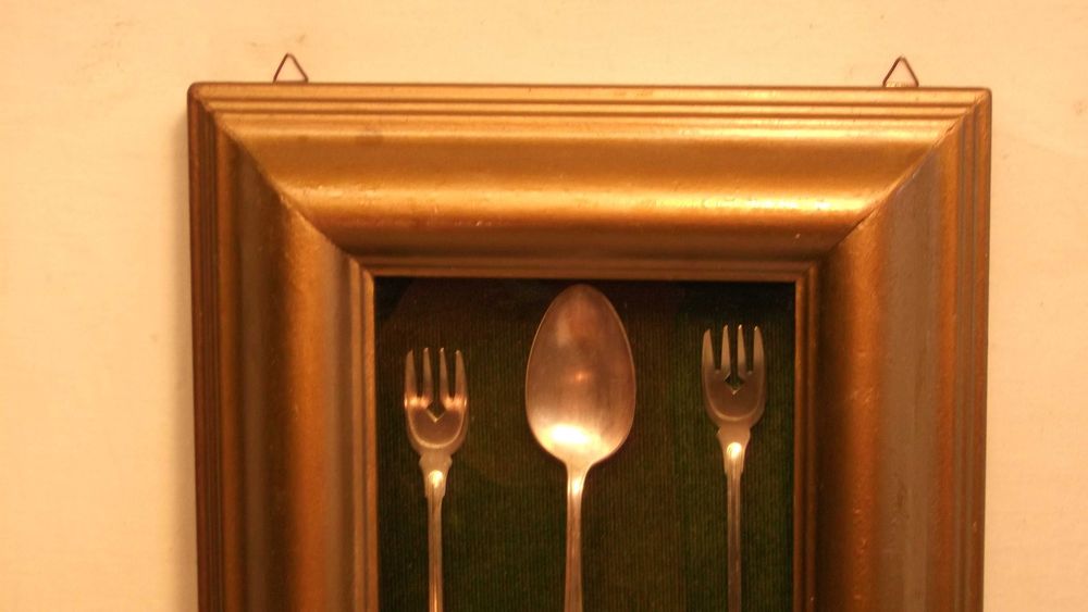 Vitrine     Moldura com  Peças Prateadas