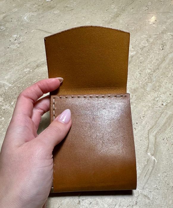 Minimalistyczny portfel ręcznie szyty ze skóry naturalnej