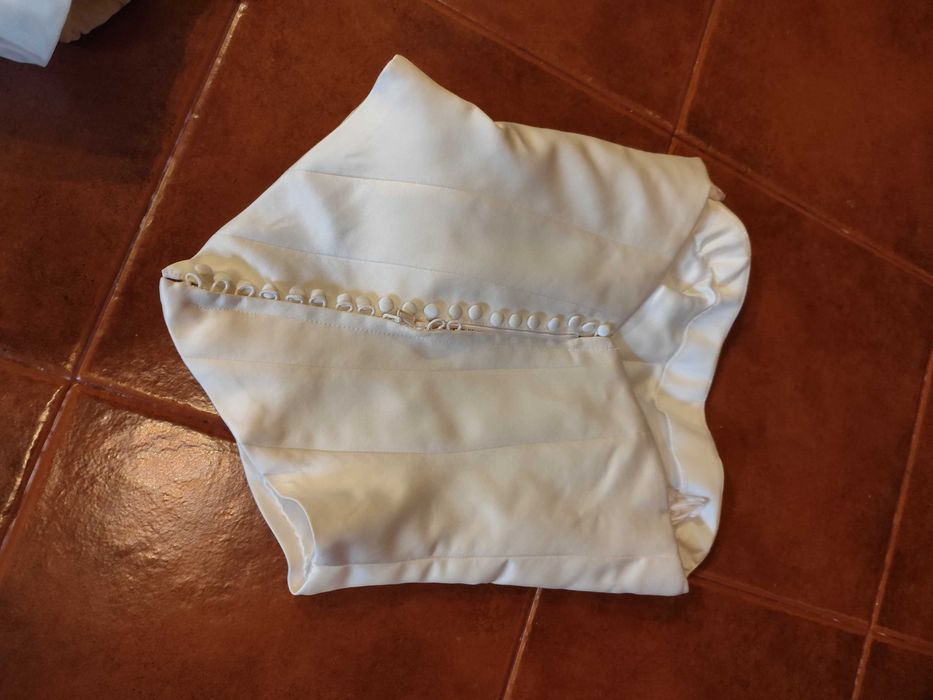 Vestido de noiva, para noiva pequena. Claro que usado uma vez :)
