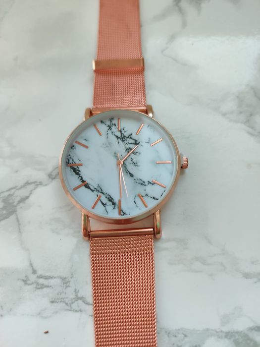 Nowy zegarek rose gold z marmurkiem.