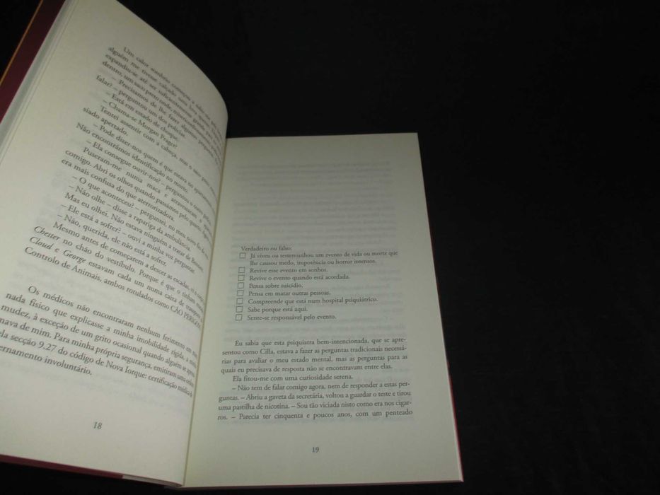 Livro A Carícia do Assassino A. J. Rich