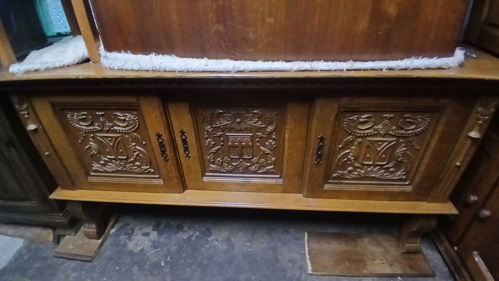 Komoda z płaskorzeźbą