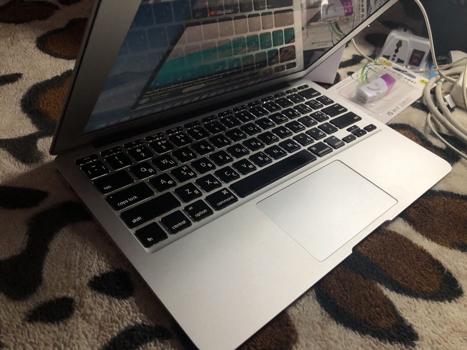 Макбук Macbook Air працює супер