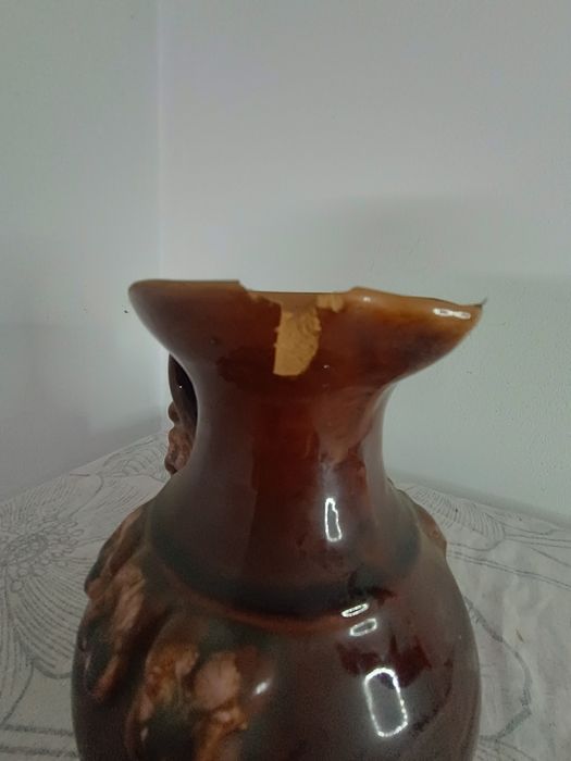 Ceramiczny wazonik z uchwytem
