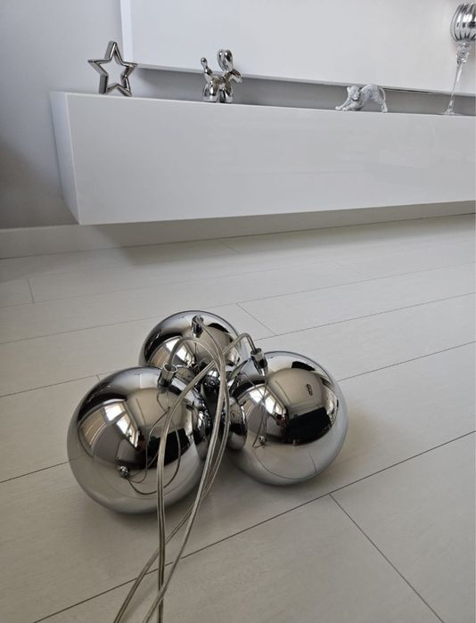 Srebrna lampa wiszaca