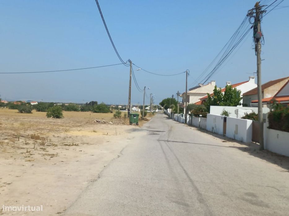 Plot of land measuring 6,694 m² located 3 km from the center of Montijo. With development potential