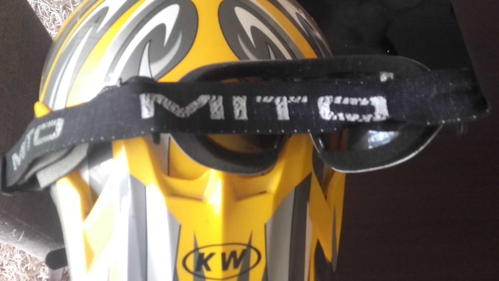 Vendo capacetes amarelo cross KW com oculos Mito ou o capacete cinza.