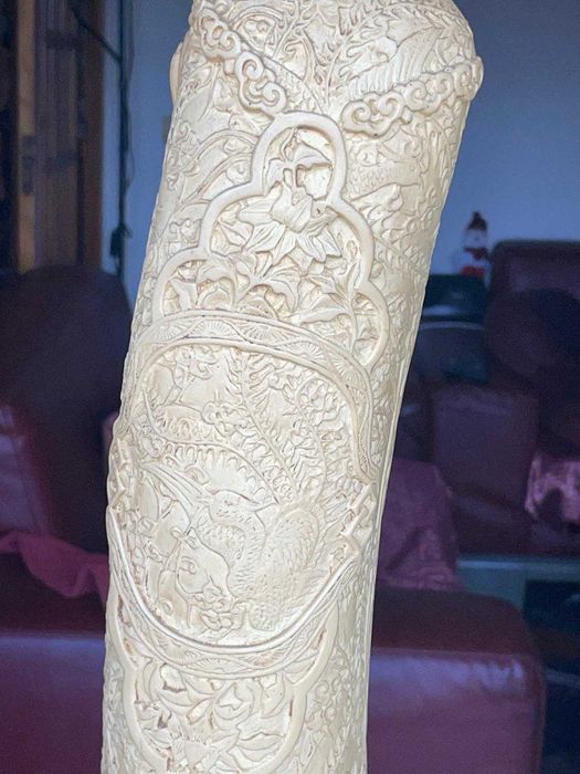 Estatua marfinite associada a figuras como Guanyin -COM SELO