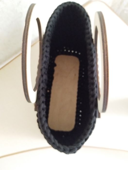 В'язана сумка з дерев'яними ручками