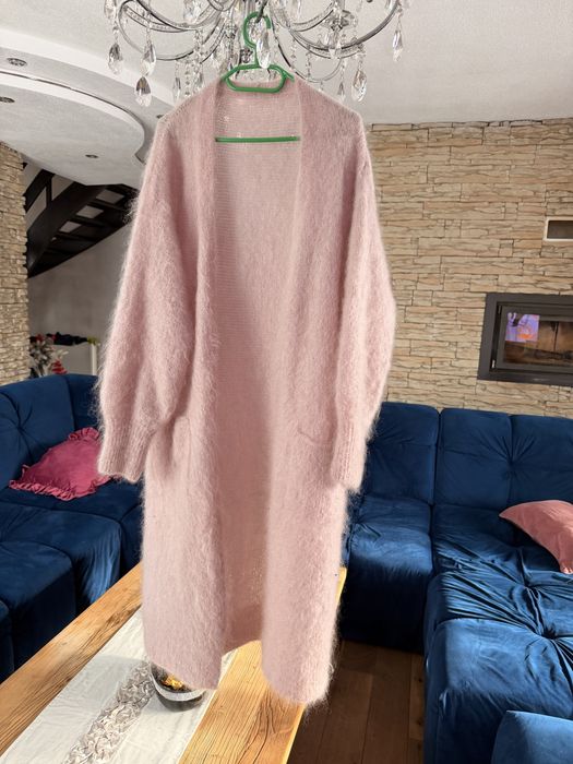 Miękki sweter w kolorze pudrowego różu – otul się komfortem