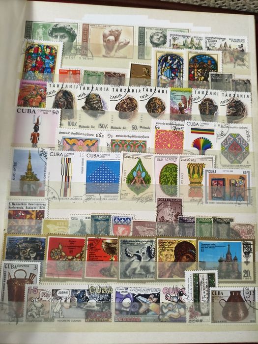 Classificador com 250 selos diferentes temática artefatos históricos